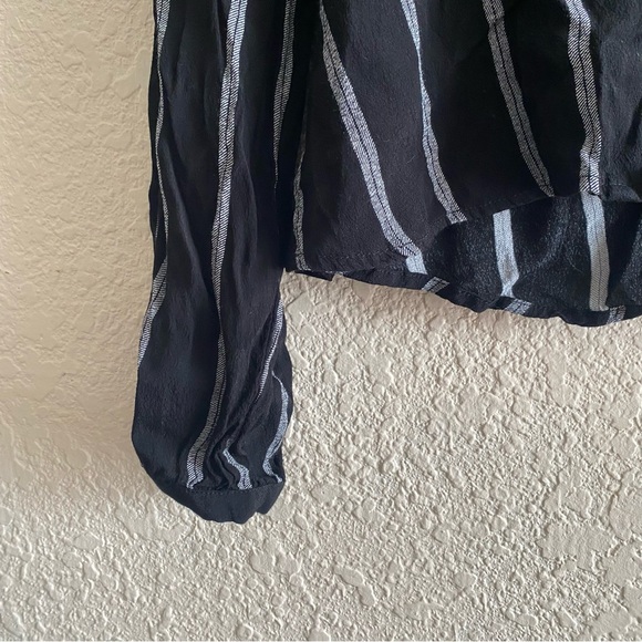 H&M Vertical Striped button blouse (short) - Picture 6 of 6